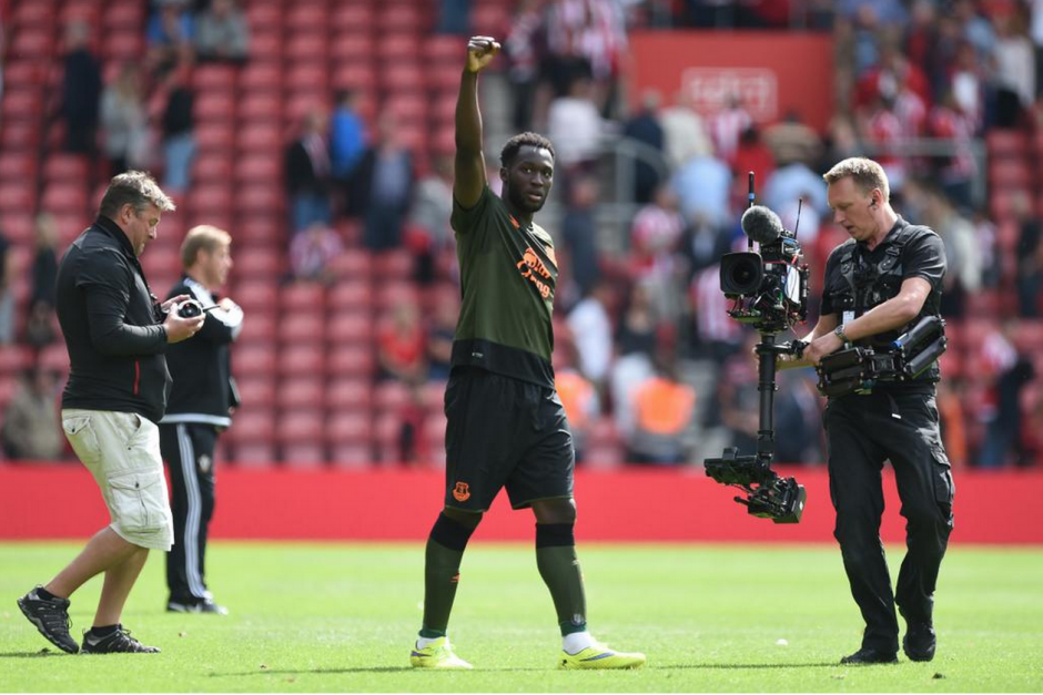 El delantero del Everton se disculp&oacute; con una aficionada el equipo rival a la que le peg&oacute; un pelotazo sin intenci&oacute;n (Foto: Twitter).