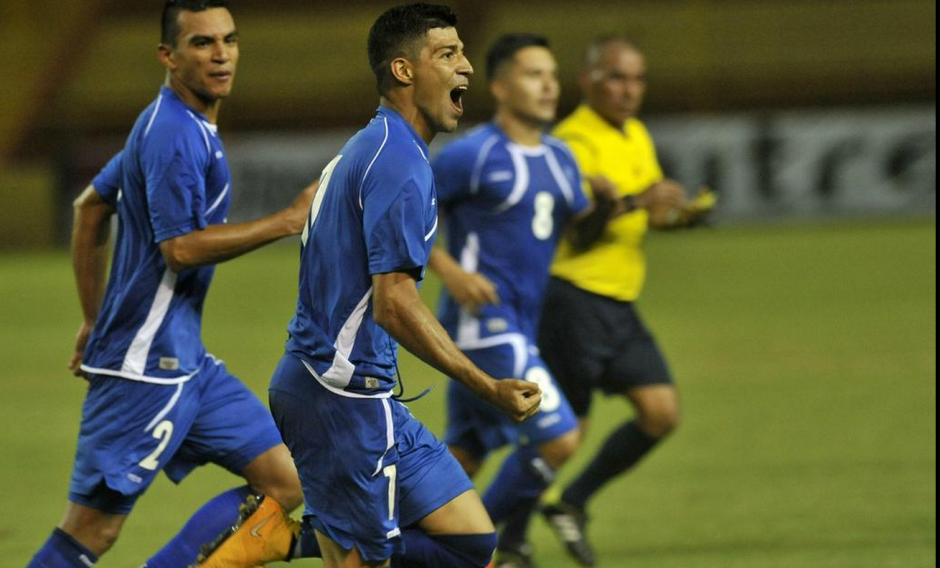 Los salvadore&ntilde;os derrotaron 1-0 a Curacao en su partido de ida. Definir&aacute;n la serie en el estadio Cuscatl&aacute;n. (Foto: Twitter)