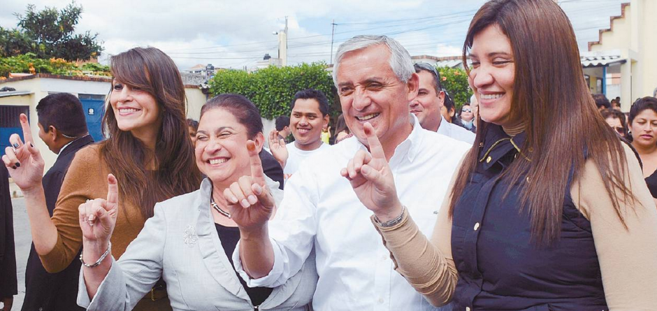 La familia de Otto P&eacute;rez en las elecciones de 2011. (Foto: Archivo Nuestro Diario)