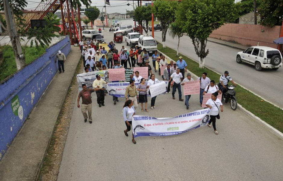 Asociaciones querellantes y sociedad civil se manifiestan de camino al Juzgado de Primera Instancia Penal y Delitos contra el Ambiente, de Santa Elena. (Foto: El informante petenero/Facebook)