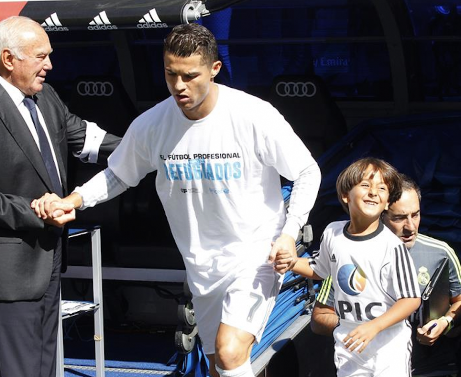 Zaid Abdul salt&oacute; al terreno de juego en compa&ntilde;&iacute;a de Cristiano Ronaldo. (Foto: EFE)