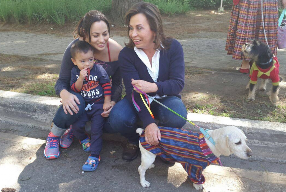 A la candidata de la UNE le gusta disfrutar el tiempo con sus hijos y nieto. (Foto: Facebook)