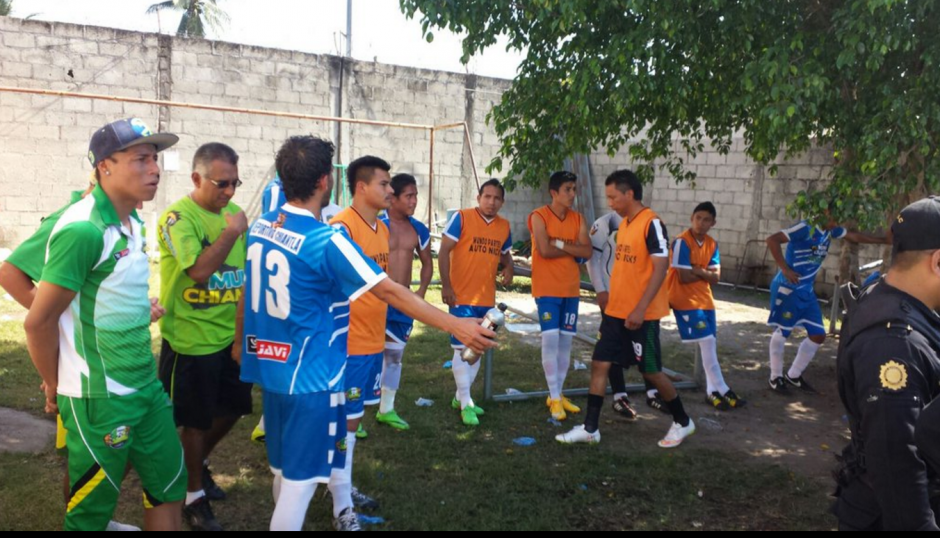 Los jugadores de Chiantla abandonaron la cancha tras dos penales en su contra, en la semifinal de vuelta ante la Nueva Concepci&oacute;n, en la Primera Divisi&oacute;n del f&uacute;tbol guatemalteco. (Foto: Twitter de Sportia Guatemala)