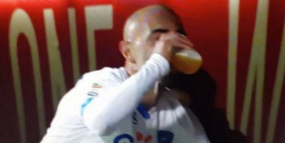 Massimo Maccarone festej&oacute; con cerveza un gol en la Serie A, de Italia. (Foto: Captura de imagen)
