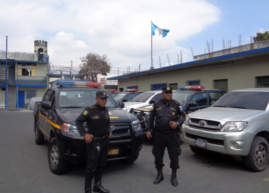 Mario Rodolfo Lac&aacute;n y Jorge Mario L&oacute;pez son los agentes que apoyaron a una ciudadana la noche del mi&eacute;rcoles. (Foto: Soy502)&nbsp;