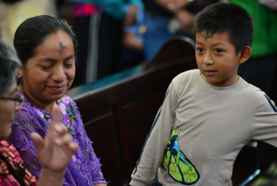 Miles de personas asisten este d&iacute;a a los templos cat&oacute;licos, para que les sea impuesta la Cruz de Ceniza. (Foto: Wilder L&oacute;pez/Soy502)