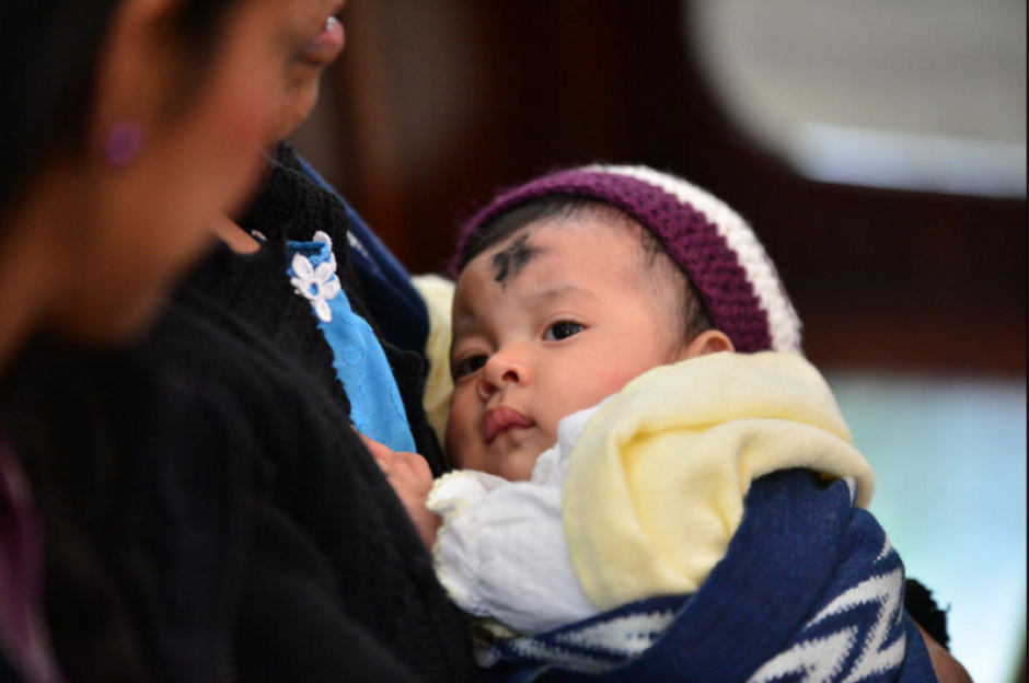 Miles de personas asisten este d&iacute;a a los templos cat&oacute;licos, para que les sea impuesta la Cruz de Ceniza. (Foto: Wilder L&oacute;pez/Soy502)