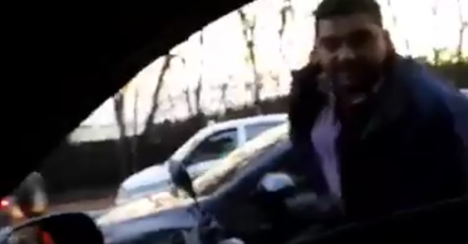 El motorista hace el gesto de sacar un arma pero no se ve porque el conductor mueve su m&oacute;vil por miedo y se escuchan los gritos del copiloto. (Foto: Youtube)