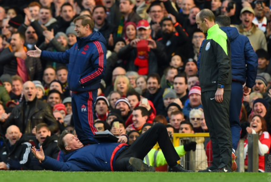 Van Gaal simul&oacute; una agresi&oacute;n de manera ins&oacute;lita, durante la jornada dominical de la Premier League. (Foto: Twitter)