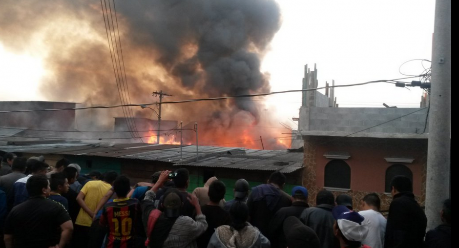 Un incendio se ha declarado en el mercado La Terminal. (Foto: Bomberos Voluntarios)