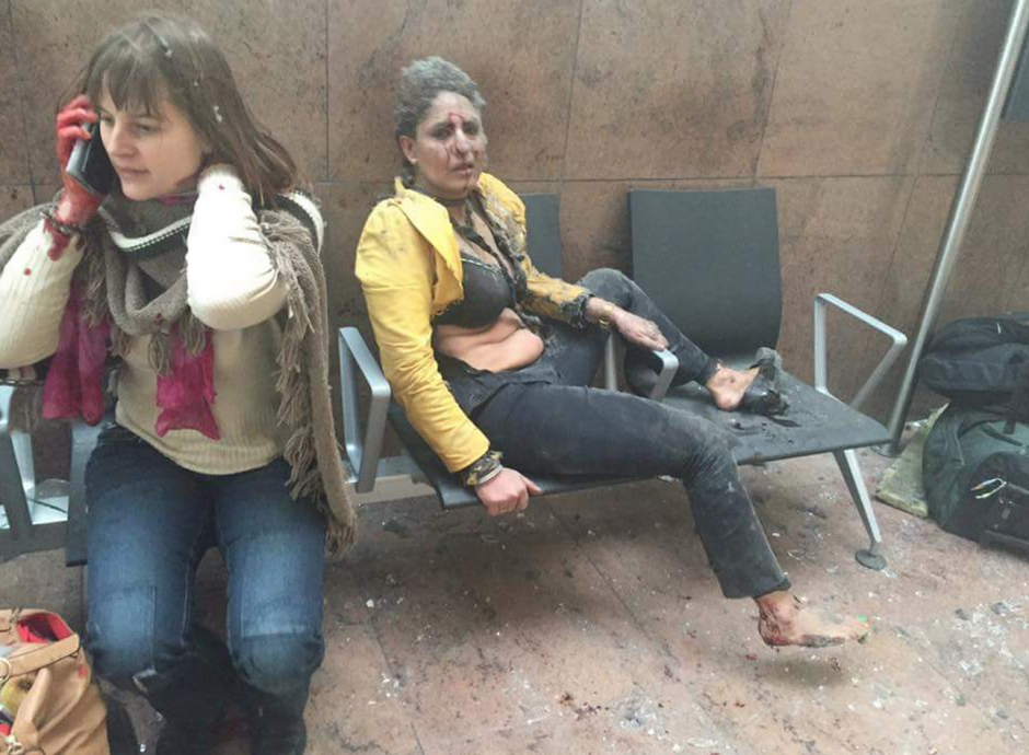 As&iacute; se ve&iacute;an dos sobrevivientes en el aeropuerto de Bruselas. (Foto: Conflict News/Twitter)
