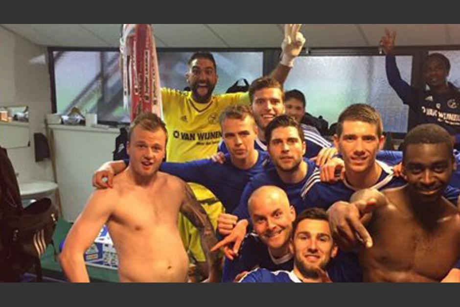 El Almere, de la segunda divisi&oacute;n de Holanda festej&oacute; su permanencia en esa categor&iacute;a con una foto al "estilo" Real Madrid. (Foto: Twitter)