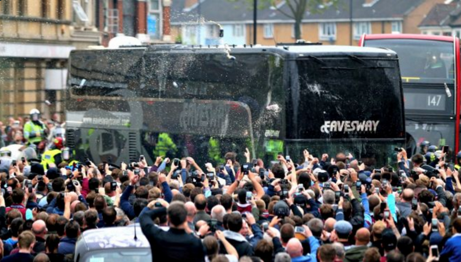 La afici&oacute;n del West Ham arremeti&oacute; contra el bus del Manchester United. (Foto: Twitter)