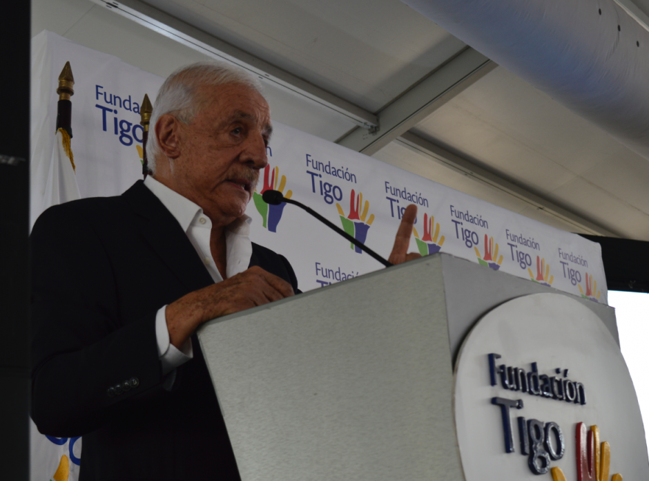 El presidente de Tigo, Mario L&oacute;pez, don&oacute; dos camionetas refrigeradores para un proyecto de producci&oacute;n de leche de cabra. (Foto: Alejandro Ortiz/Soy502)