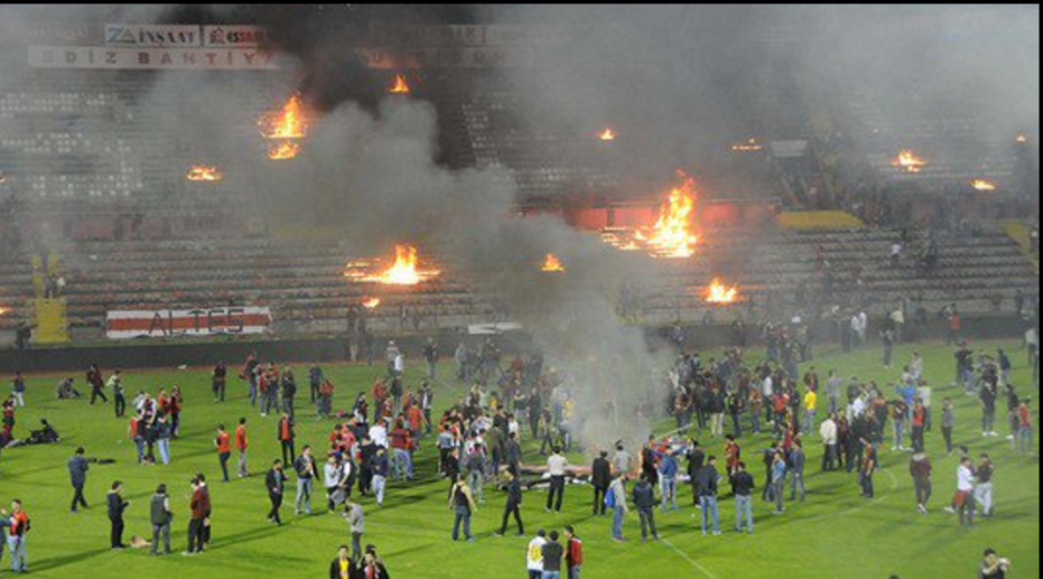 Los aficionados del Eskisehirspor hicieron destrozos en su estadio. (Foto: Twitter)