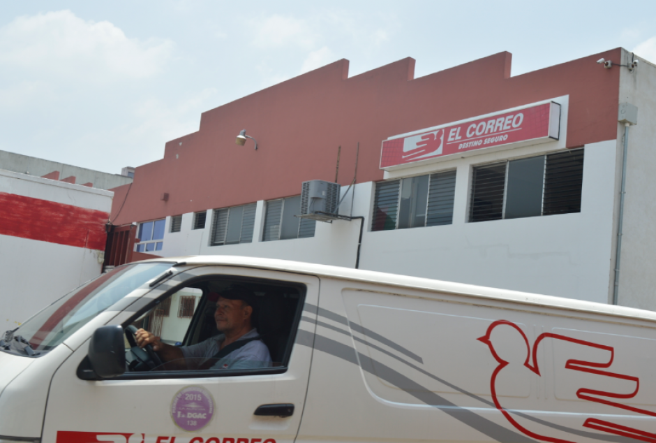 La flotilla de paneles comenzaron a vaciar las bodegas este lunes. (Foto: Camila Chicas/Soy502)