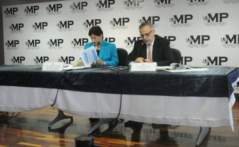 Thelma Aldana e Iván Velásquez informaron sobre las plazas fantasma en el Congreso. (Foto: Soy502)