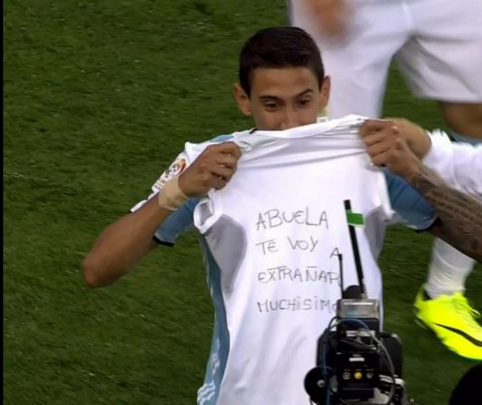 &Aacute;ngel Di Mar&iacute;a mostr&oacute; una camisa con un mensaje para su abuelita quien falleci&oacute; recientemente, para celebrar su gol ante Chile. (Foto: Captura de imagen)