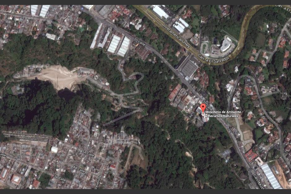 El edificio se ubica en la ladera frontal a la que se derrumb&oacute; sobre la colonia de El Cambray. (Foto: Google)