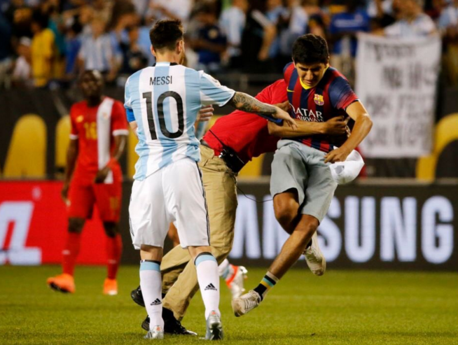 Messi desata pasiones, dos aficionados invadieron la cancha de Chicago para saludar a Messi. (Foto: Twitter)