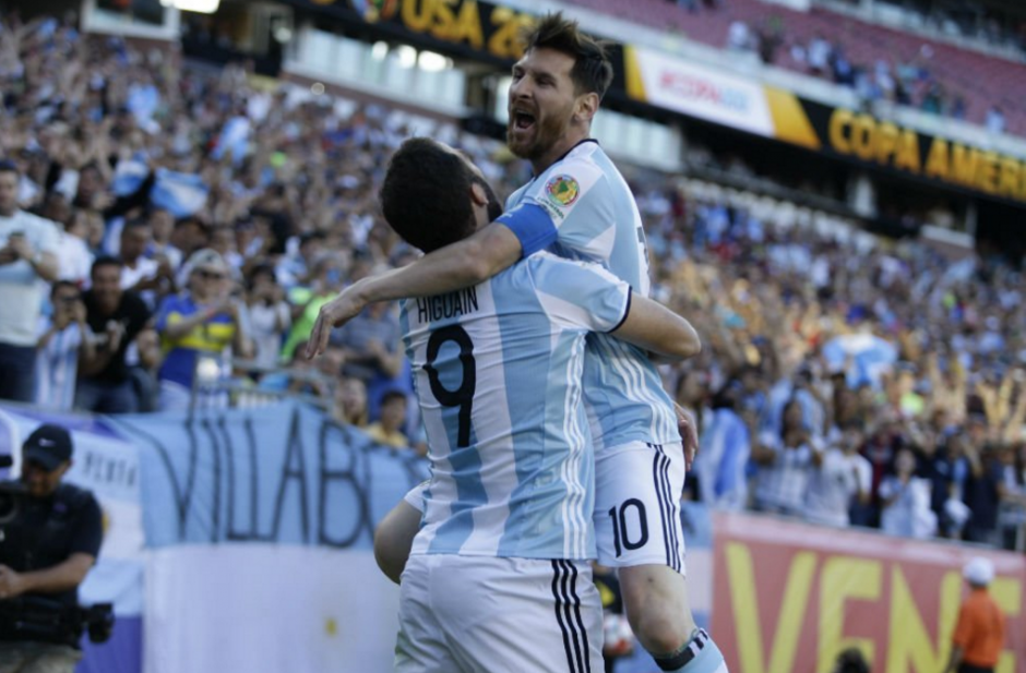 Higua&iacute;n anot&oacute; doblete ante Venezuela en el primer tiempo, el primero, tras pase de Lionel Messi. (Foto: Twitter)