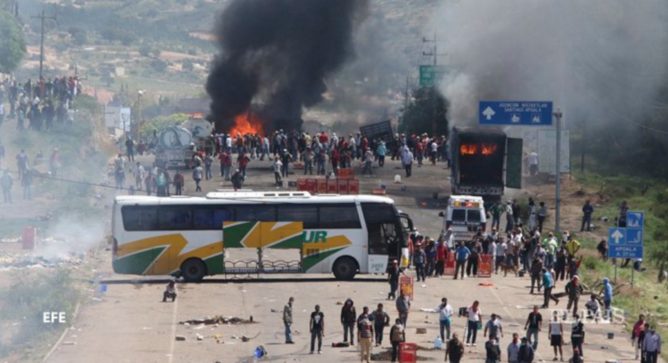 Al menos tres personas perdieron la vida este domingo en Oaxaca, M&eacute;xico, por enfrentamiento entre maestros y la polic&iacute;a. (Foto: El Pa&iacute;s/EFE)