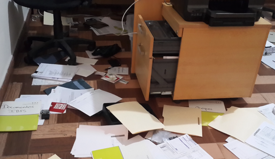 Tres atacantes armados entraron en la oficina en busca de expedientes. (Foto: Impunity Watch)
