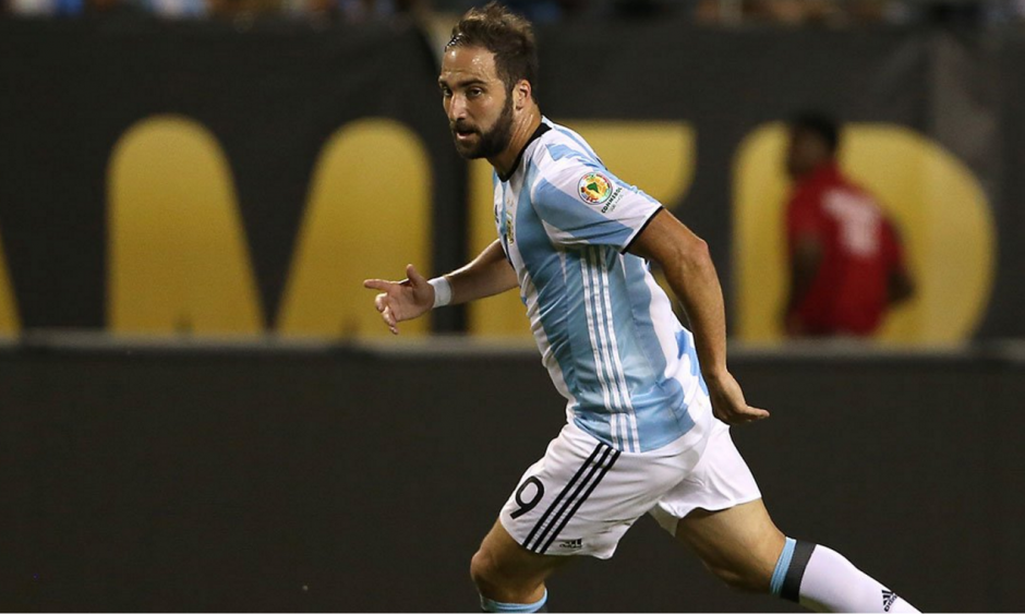 Higua&iacute;n nuevamente en el ojo del hurac&aacute;n por fallar un gol. (Foto: Twitter)