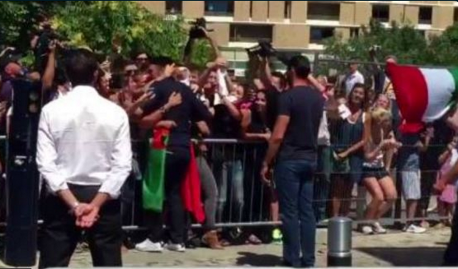 Buffon se abraz&oacute; con la afici&oacute;n italiana que lo esperaba afuera del hotel de concentraci&oacute;n. (Foto: Captura de imagen)