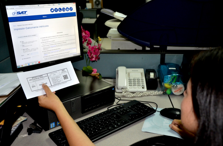 La nueva calcoman&iacute;a contiene m&aacute;s datos del contribuyente. (Foto: SAT)