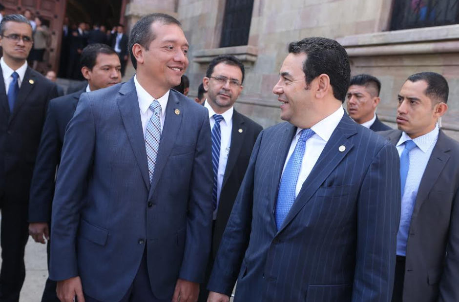 Morales vio parte del desfile de la PNC y se retir&oacute; antes de que terminara el acto de celebraci&oacute;n. (Foto: Mingob)