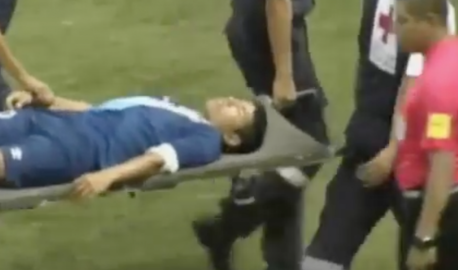 Pedro Alt&aacute;n abandon&oacute; el terreno de juego en camilla tras un fuerte choque en su cabeza. (Foto: Captura de imagen)