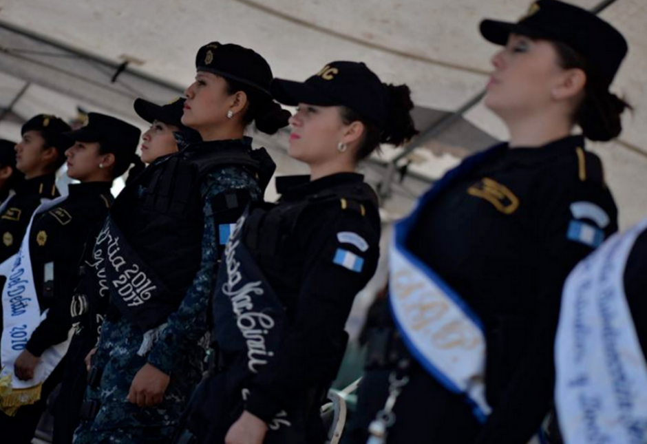 Inexplicablemente, la PNC organiz&oacute; un concurso de belleza para sus agentes. (Foto: Soy502)