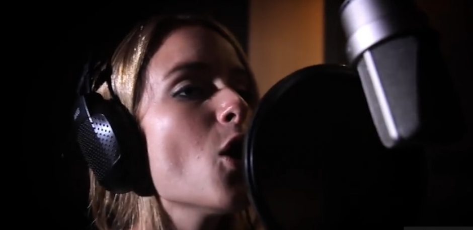 Stephanie Zelaya y Napole&oacute;n interpretan la mayor parte de la canci&oacute;n. (Foto: Captura de imagen)