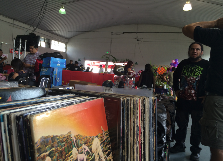 Vinilos y otras antig&uuml;edades se pueden intercambiar el la feria. (Foto: Roberto Caubilla/Soy502)
