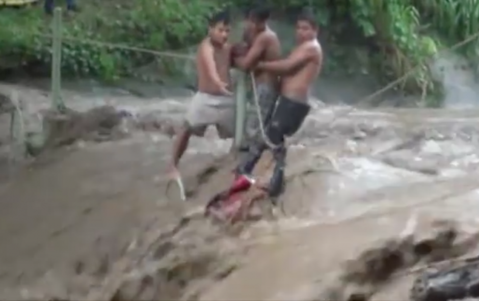 Aguilar fue arrastrado por el r&iacute;o cuando intentaba rescatar a unos j&oacute;venes. (Foto: Youtube)