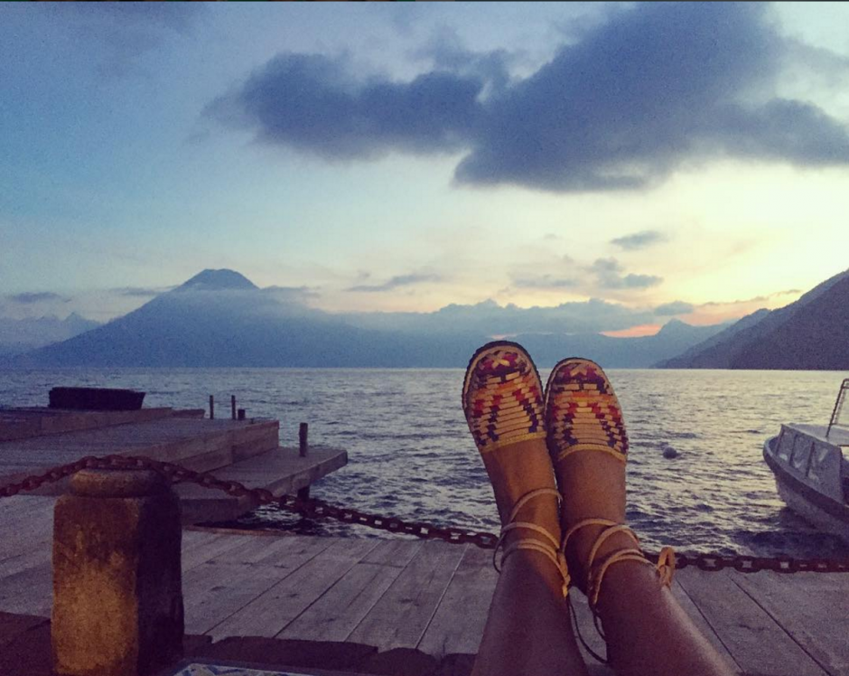 La venta de las sandal&iacute;as Ix apoya a las comunidades cercanas al lago de Atitl&aacute;n. (Foto: Instagram ixstyle)&nbsp;
