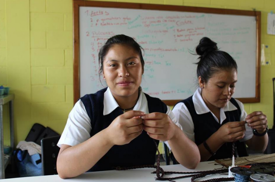 Las ni&ntilde;as de la Casa Hogar de Jalapa impregnan sus huellas en sus productos. (Foto: Facebook)