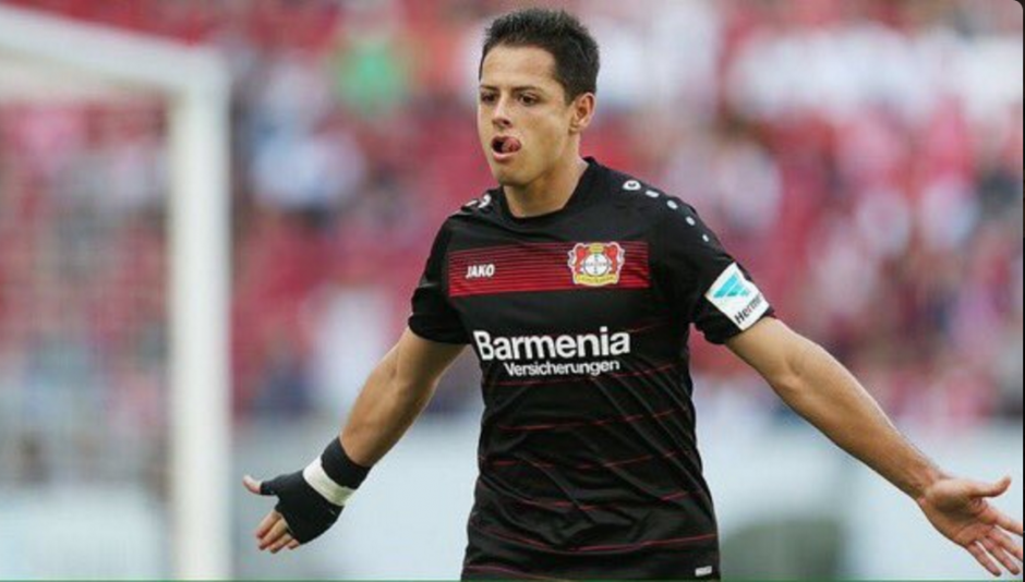 El delantero mexicano anot&oacute; tres goles en el triunfo del Bayer Leverkusen. (Foto: Twitter)