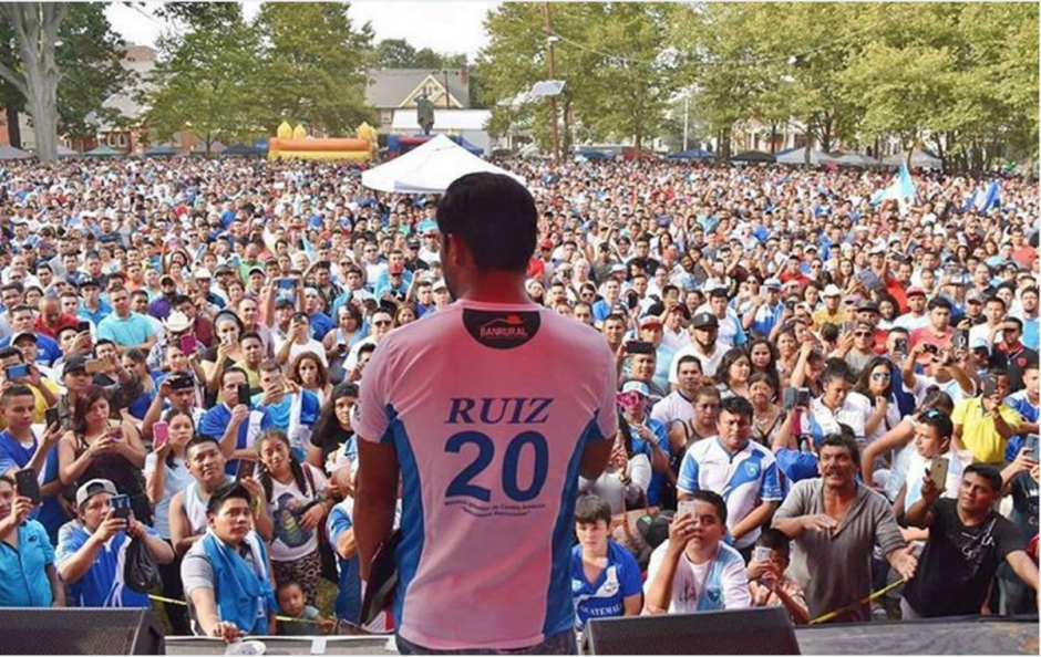Carlos Ruiz fue parte del desfile de independencia de los guatemaltecos en Estados Unidos. (Foto: Instagram)
