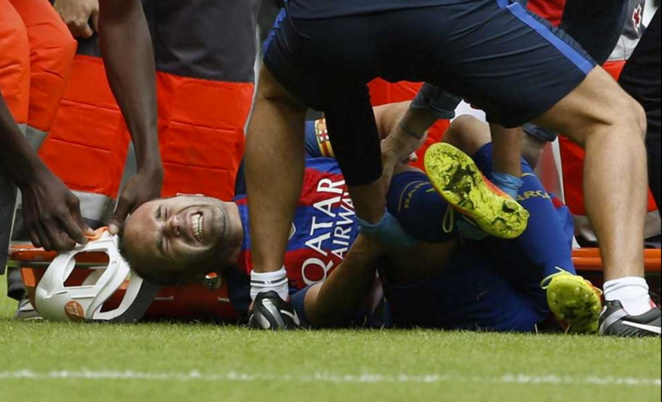 Iniesta sufri&oacute; una dura entrada en el juego ante Valencia. (Foto: Captura de imagen)