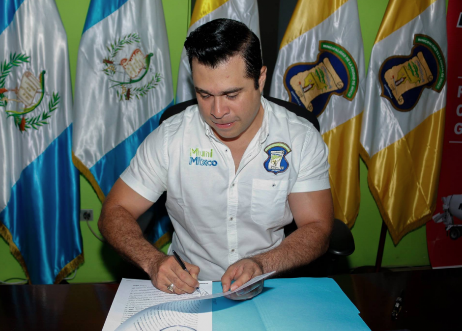 Neto Bran asegura que desconoc&iacute;a la relaci&oacute;n de su asesor con Juan Carlos Monz&oacute;n. (Foto: Facebook)