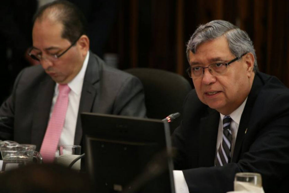 El Presidente en funciones fue cuestionado al t&eacute;rmino del Gabinete Econ&oacute;mico en el que particip&oacute;. (Foto: Facebook)