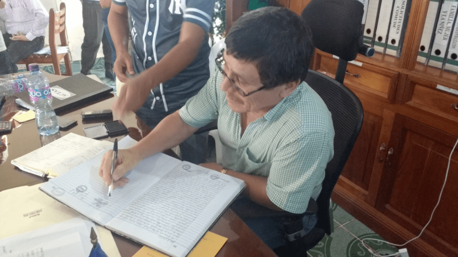 El alcalde se hab&iacute;a incrementado el sueldo, pasando de 18 mil a 35 mil quetzales. (Foto: Oswaldo Ical Jom/Twitter)