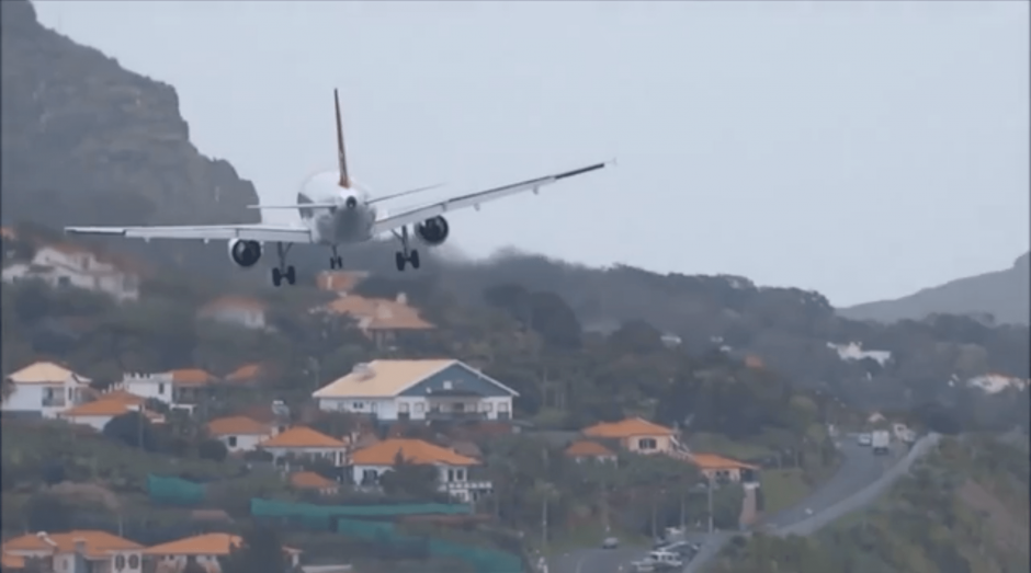 El avi&oacute;n logr&oacute; aterrizar hasta el cuarto intento. (Foto: captura de pantalla/YouTube)