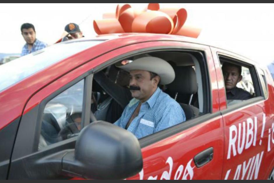 El alcalde que reconoci&oacute; en la anterior campa&ntilde;a haber robado poquito durante su mandato le obsequi&oacute; un auto a la quincea&ntilde;era m&aacute;s famosa de M&eacute;xico. (Foto: Infobae)