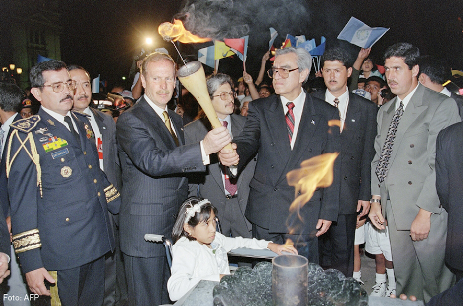 Alvaro Arzú, del gobierno, y Rolando Morán, de la insurgencia, en las ceremonias de la firma de la paz, en 1996. (Archivo: AFP)