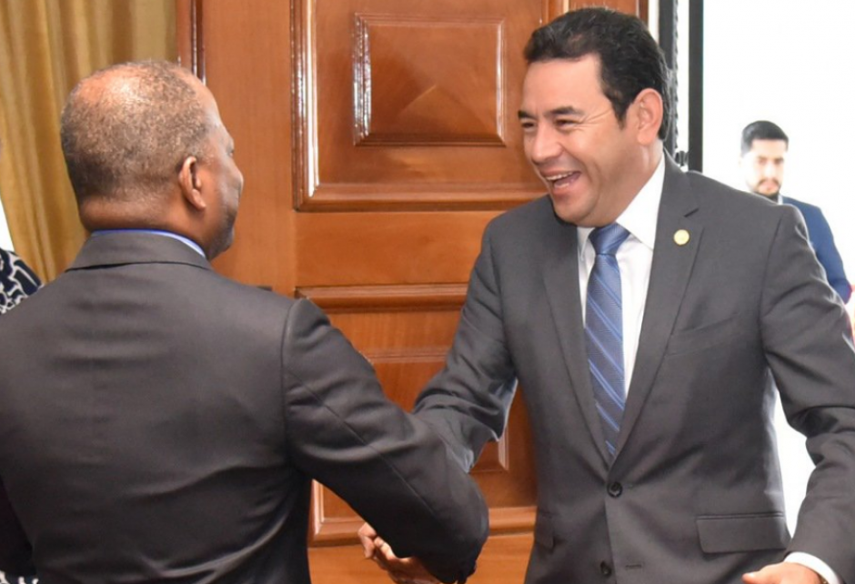 El embajador de EEUU recibi&oacute; a Jimmy Morales en la residencia. (Foto: Embajada de EEUU)