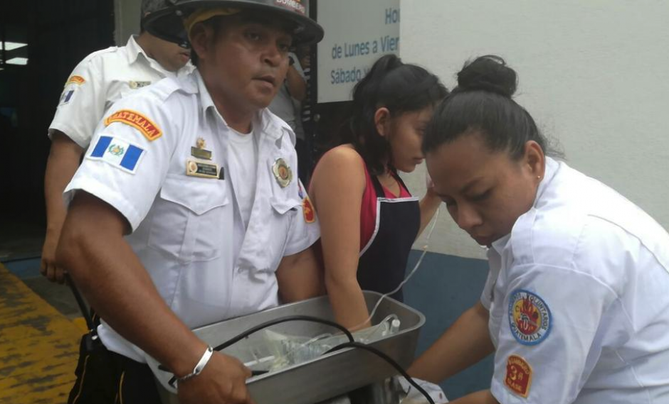 La menor se dispon&iacute;a a limpiar el molino de carne. (Foto: Bomberos Voluntarios)