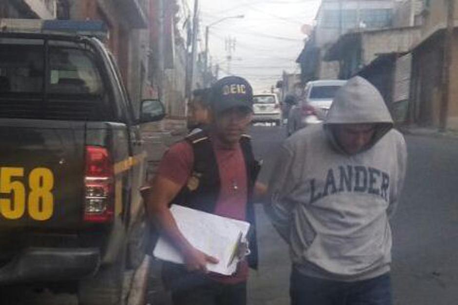 Capturan a Erick No&eacute; Mart&iacute;nez Rodr&iacute;guez de 39 a&ntilde;os en la zona 7 capitalina. (Foto: PNC)